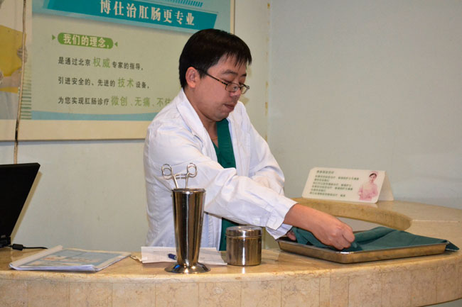 手术室副护士长胡磊正在演示无菌操作