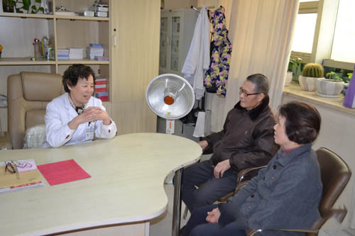 胡爹爹、梁婆婆和李玉霞亲切交谈