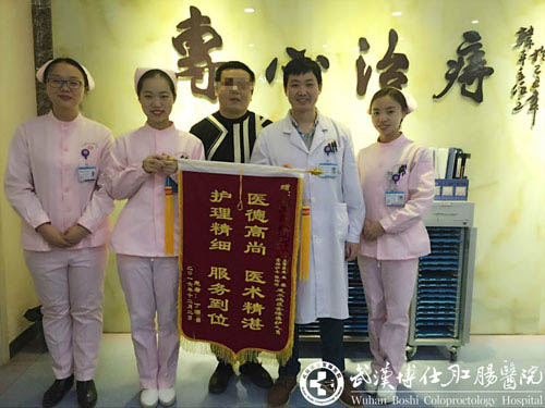 康复后的丁先生与王黎主任及医护人员合影