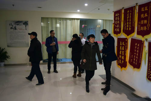 李华山教授诊室外等待的患者