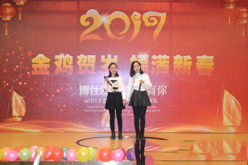 三病区护士樊泽宇和张柳洋演唱的《爱一点》