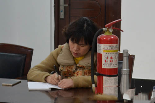 综合办公室张主任记录此次会议精神